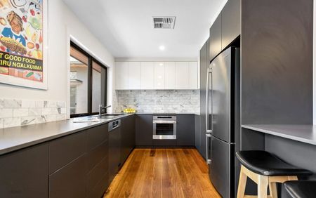 Gorgeously renovated Torrens residence - Photo 2