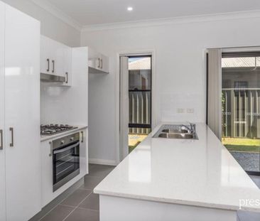 CONTEMPORARY STYLISH TOWNHOUSE WITH MANY GREAT FEATURES IN POPULAR ... - Photo 4