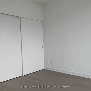 Yonge/Richmond E-Luxurious Modern 1Bdrm & Den 1Bath - Photo 2