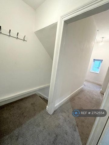 2 bedroom maisonette to rent - Photo 2
