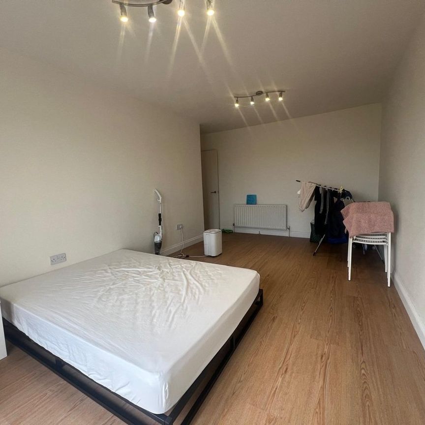 2 Bed Flat, Baltimore House, SW19 - Photo 1