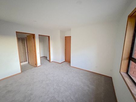 A home neat as a pin with new carpet - Photo 4