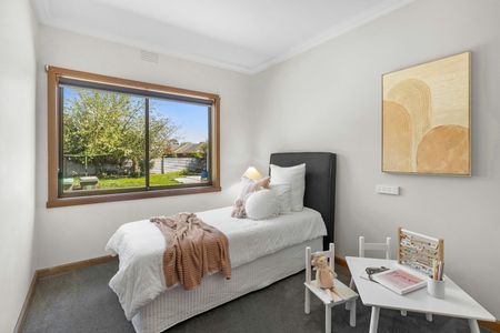 3 BEDROOM HOME CLOSE TO TOWN - Photo 3