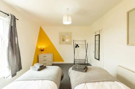 5 Bed Semi-Detached House, Ridley Road, L6 - Photo 3