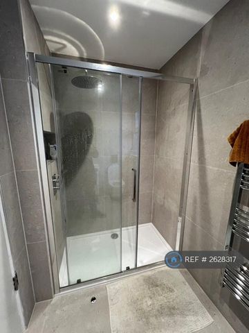 1 bedroom in a house share to rent - Photo 4