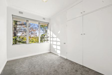 Classic family home in private setting - Photo 4