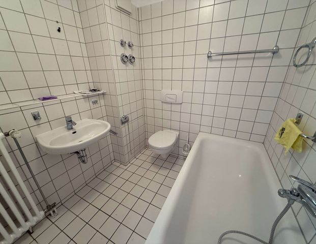 Idyllischer Wohntraum mit großem Balkon und offener Küche im 1.OG - Photo 1