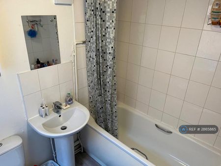 4 bedroom end of terrace house to rent - Photo 4