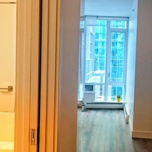 Cozy and Pet Friendly One Bedroom Downtown Vancouver - Photo 2