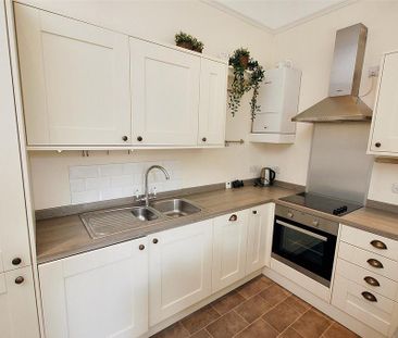 2 bedroom flat to rent - Photo 2