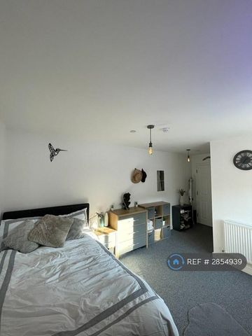 1 bedroom in a house share to rent - Photo 4