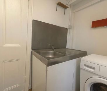 Self Contained studio flat ideal for single working person only- £1... - Photo 4