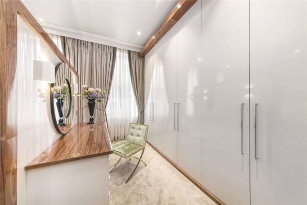 An exceptional and beautifully refurbished two bedroom apartment situated in Knightsbridge. - Photo 1