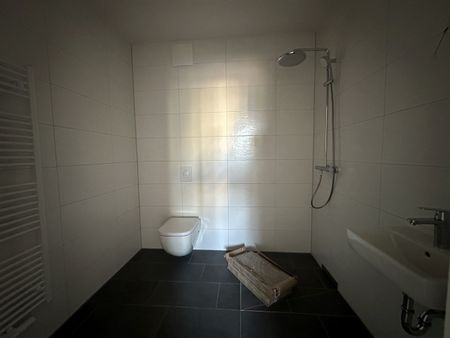 „Erstbezug nach Fertigstellung“- Großzügig geschnittene Wohnung mit 2 Balkonen*hochw. Vinylbelag*EBK*TG-Stellpl.* - Photo 3