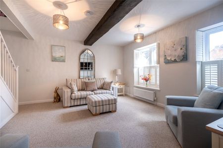 A beautifully modernised two bedroom mews cottage situated in the heart of Marlborough with off-street parking. - Photo 3