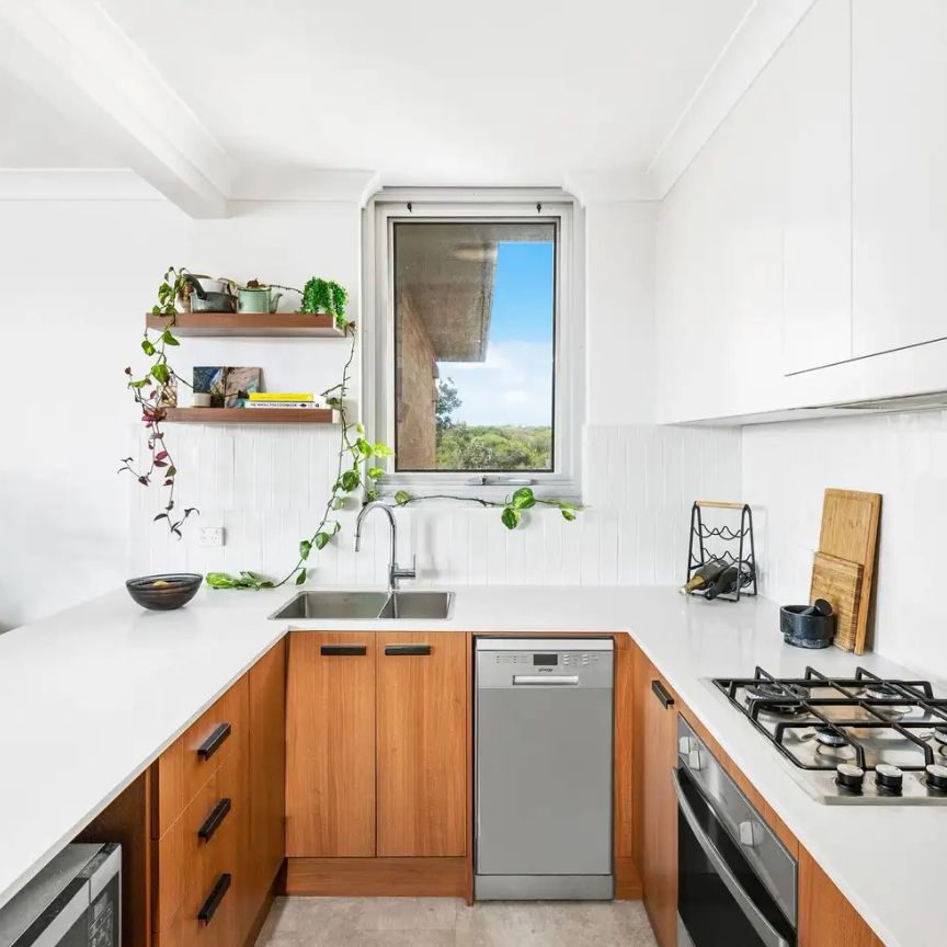 “Smart and bright style with beachside convenience” - Photo 1