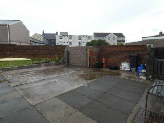 3 bedroom end of terrace house to rent - Photo 1