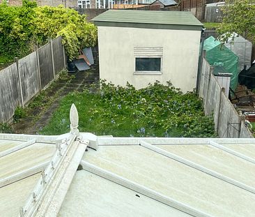 Bletchley Town Centre - Two bed house with Garage - Photo 3