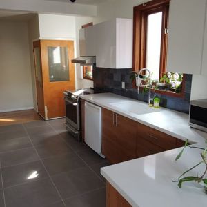 5 1/2 Meublé Dans Un Haut De Duplex - Photo 2