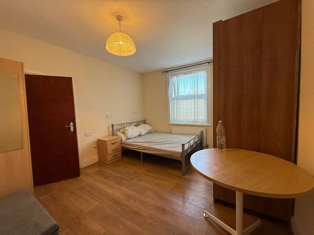Studio Flat, High Road, IG1 - Photo 4