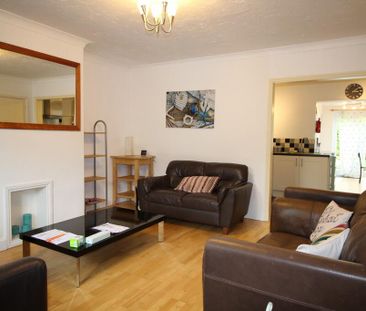 4 bedroom semi-detached house to rent - Photo 2