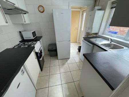 4 Bed Student Accommodation - Photo 3