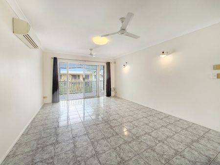 Modern 2 bed unit in the heart of Cairns! - Photo 3