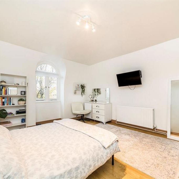 4 bedroom flat to rent - Photo 1