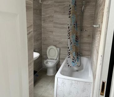 3 bedroom flat to rent - Photo 5