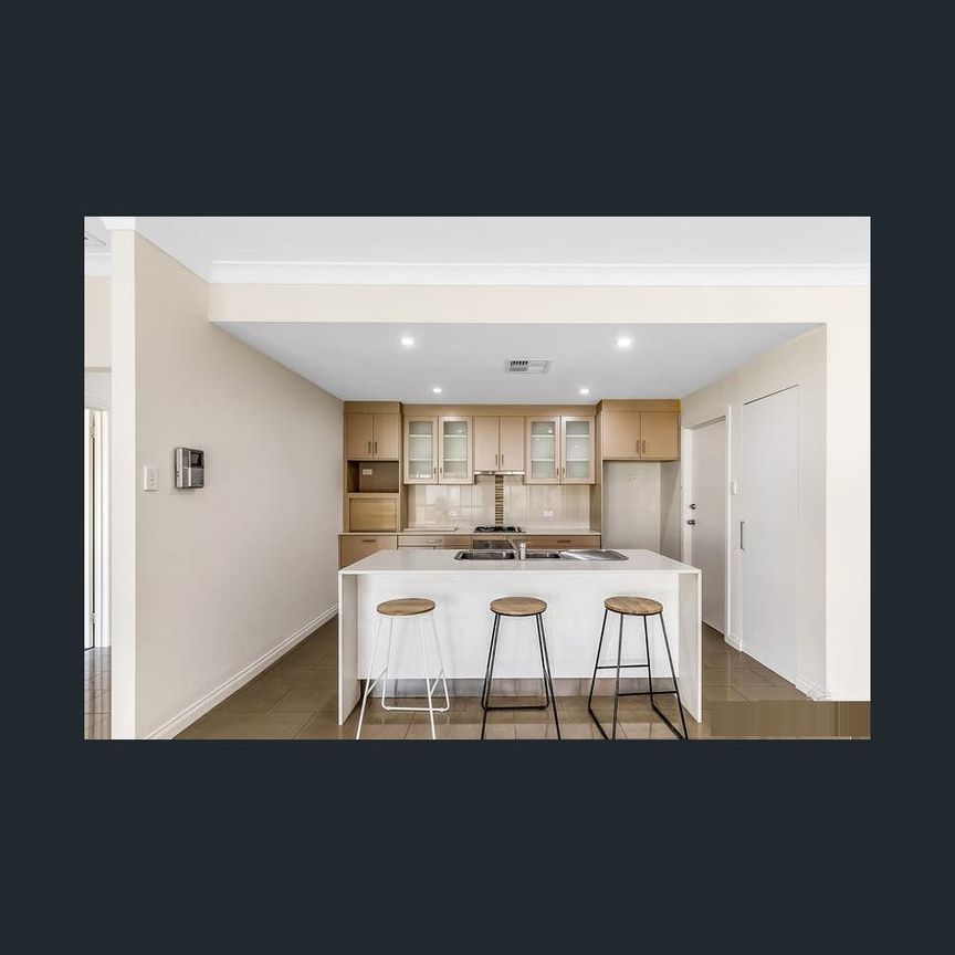 BEAUTIFUL MODERN HOME IN CONVENIENT LOCATION! - Photo 1