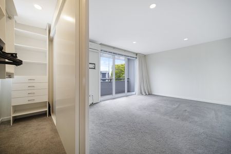 Upmarket Three-Bedroom Home Parnell - Photo 3