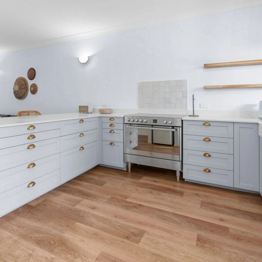 Charming 2-bedroom furnished townhouse, a leisurely stroll to the beach. - Photo 1