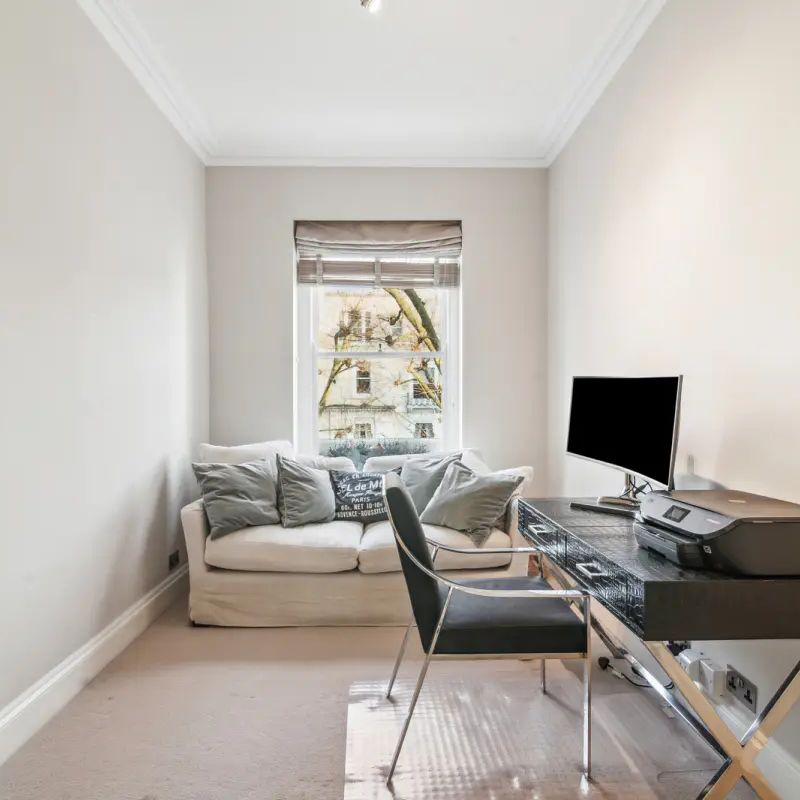 3 bedroom flat in London - Photo 1