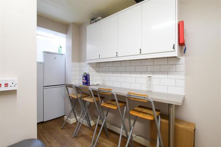 1 bedroom in a house share to rent - Photo 4