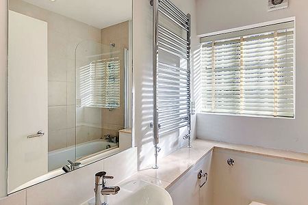 Bright two-bed, two-bath apartment in Chelsea, London SW3 - Photo 5