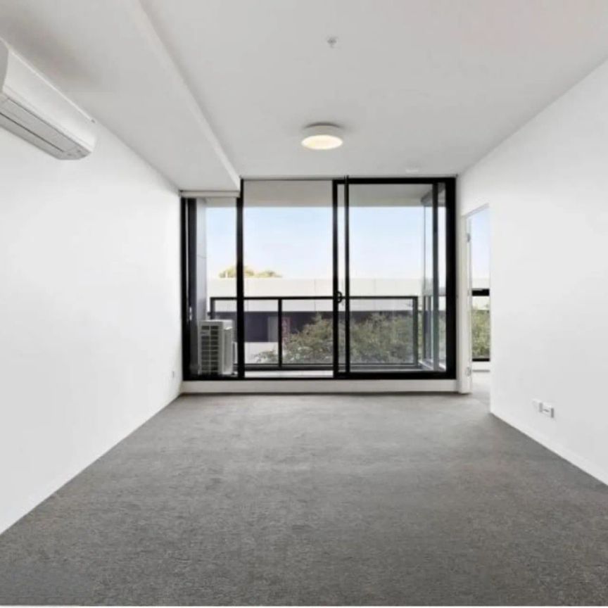 Bright two bedroom with storage cage. - Photo 1