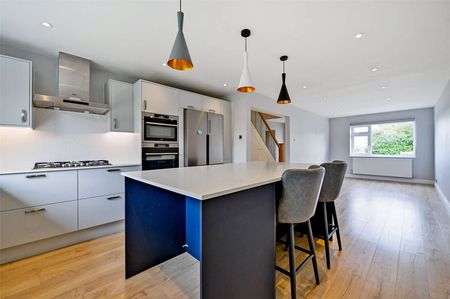 This beautifully refurbished 5/6-bedroom detached home is set in a quiet spot with stunning Chiltern Hills views, offering spacious, light-filled accommodation finished to a high standard. - Photo 5