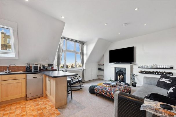 1 bedroom flat in London - Photo 1