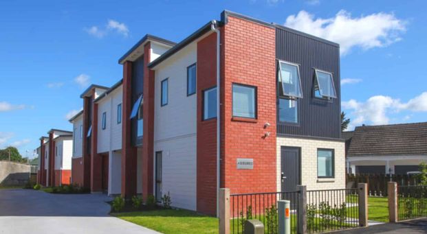 RENT REBATE FIRST 6 WEEKS AND 1 WEEK FREE RENT - Glenview Studio Unit! - Photo 1