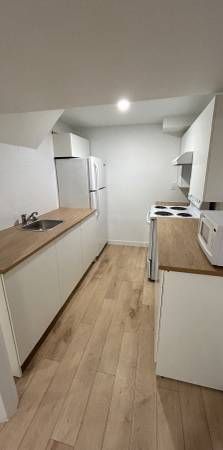 1 bedroom basement with separate entrance - Photo 1