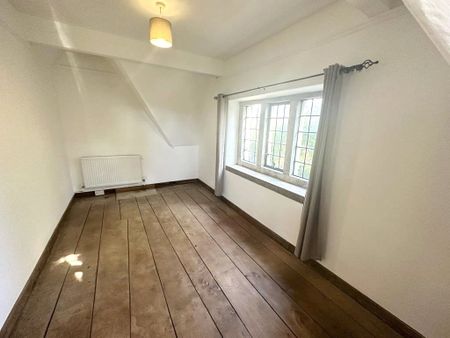 A refurbished Grade II listed period cottage in this desirable village, built in 1914 by the renowned Arts and Crafts architect Ernest Gimson. - Photo 5