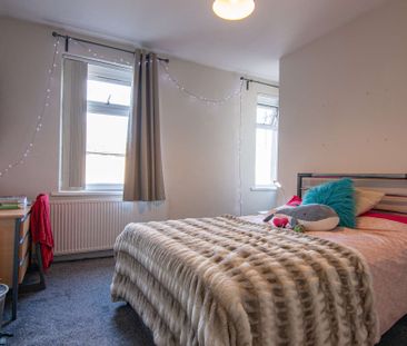 Just around the corner from the most popular student spots! - Photo 5