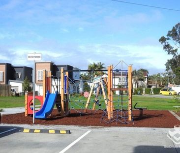 Near NEW 4 bedroom Townhouse fully furnished !!! - Photo 6