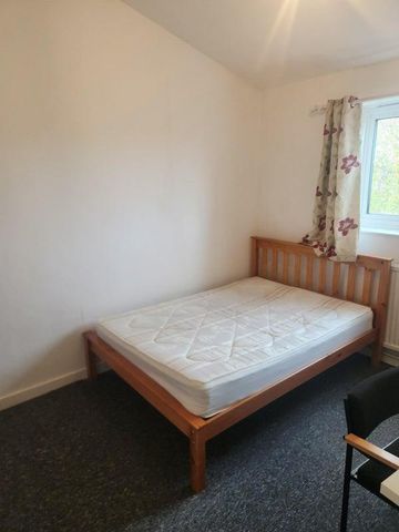 1 bedroom in a flat share to rent - Photo 3