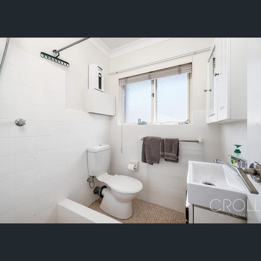 Fully Furnished One Bed Apartment With Parking - Photo 1