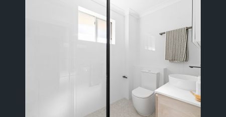 Stylish top-floor apartment with lock-up garage and two balconies - Photo 3