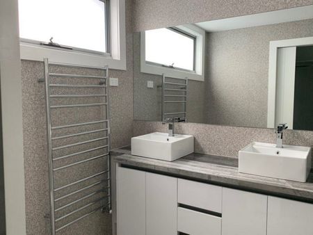 TOWNHOUSE WITH MODERN FINISHES - Photo 3