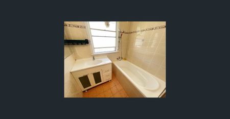 The owner is offering one week of free rent if the lease can commence within 7 days. - Photo 4