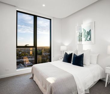 Unparalleled Luxury and Refinement with Panoramic Views - Photo 6