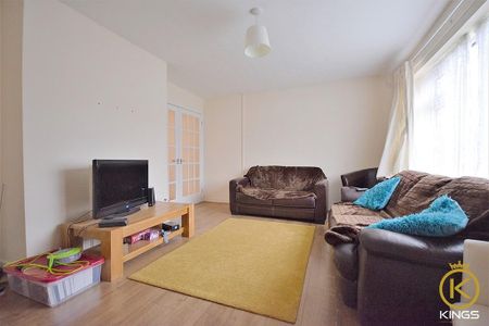 4 bedroom semi-detached house to rent - Photo 4